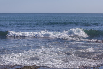 Água do mar formando ondas perto da praia
