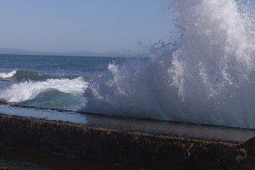 Explos&atilde;o de &aacute;gua do mar batendo nas rochas