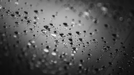 Gotas de agua sobre el cristal de un coche