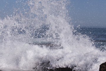 Explos&atilde;o de &aacute;gua do mar batendo nas rochas