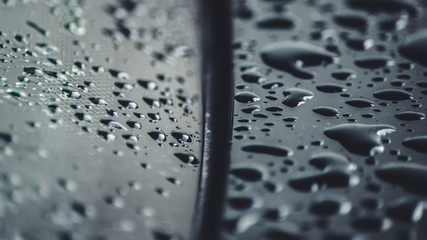 Gotas de agua sobre el cristal de un coche