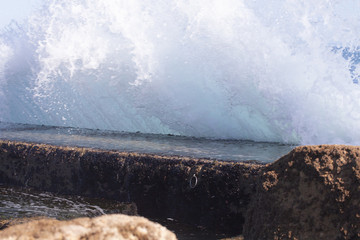 Explos&atilde;o de &aacute;gua do mar batendo nas rochas