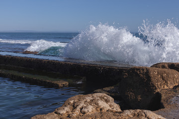 Explos&atilde;o de &aacute;gua do mar batendo nas rochas