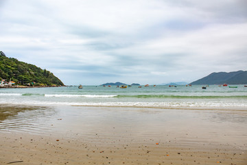 Fototapeta na wymiar Costa, ilha e mar da Praia do Pântano do Sul, Florianópolis - SC, Brasil
