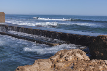 Explos&atilde;o de &aacute;gua do mar batendo nas rochas