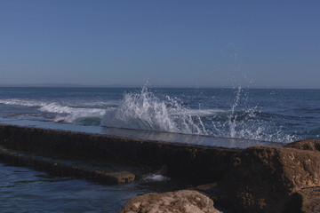 Explos&atilde;o de &aacute;gua do mar batendo nas rochas