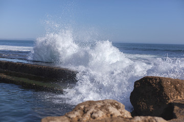 Explos&atilde;o de &aacute;gua do mar batendo nas rochas