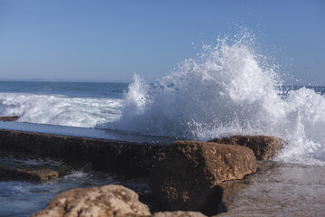 Explos&atilde;o de &aacute;gua do mar batendo nas rochas