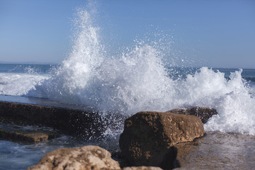 Explosão de água do mar batendo nas rochas