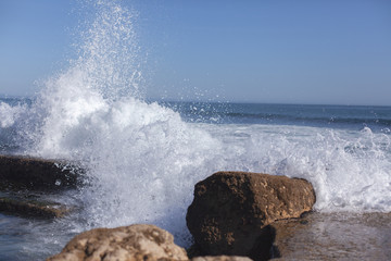 Explos&atilde;o de &aacute;gua do mar batendo nas rochas