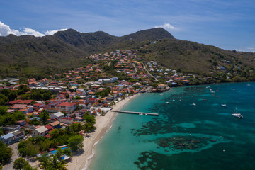 Vue aérienne en drone, d'une plage déserte, pendant le confinement à la Martinique