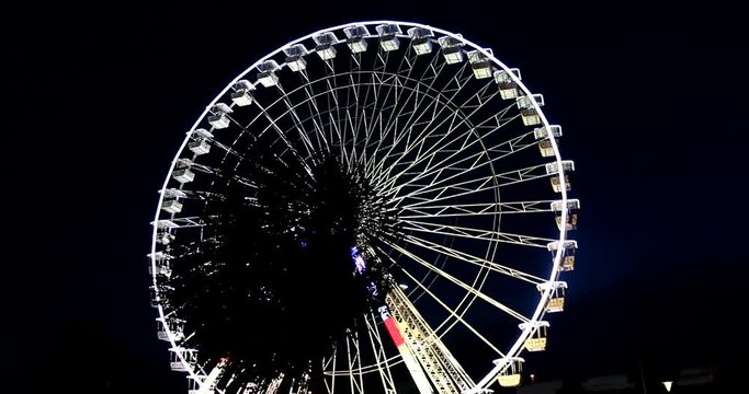 Grande roue, large et d&eacute;tail des cabines