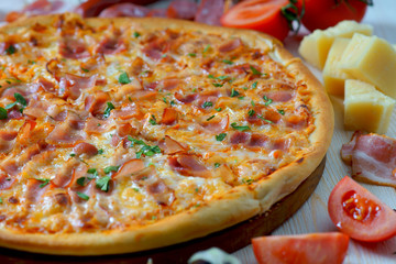 pizza with ham and tomatoes