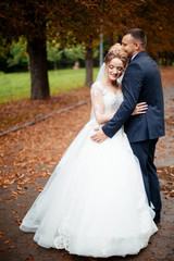 Naklejka premium Wedding wedding day beautiful bride and elegant groom walking after wedding luxury