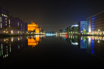 Fototapeta na wymiar Innenhafen Duisburg bei Nacht