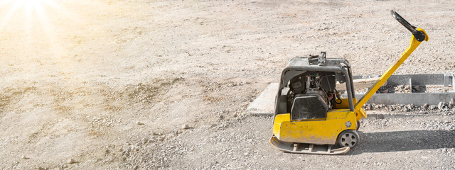 Tiefbau / Straßenbau Baustelle - Rüttelplatte auf Schotter / Kiesschicht 