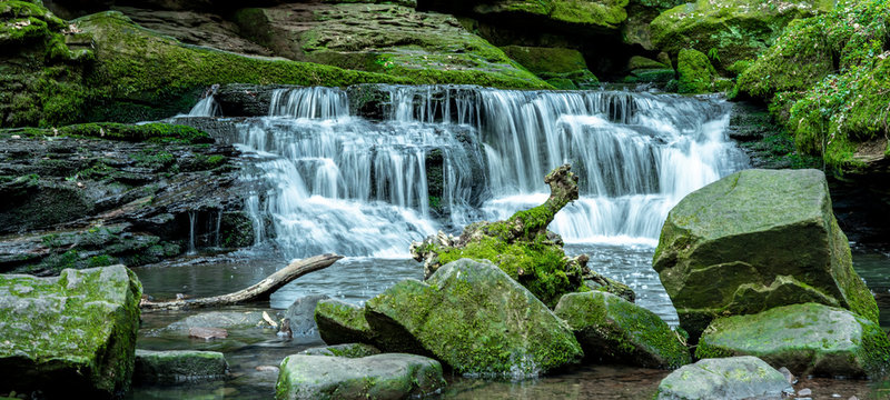 Monbachtal-Schlucht (Schw&auml;bischer Urwald) - Wasserfall umrandet von Felsen 
