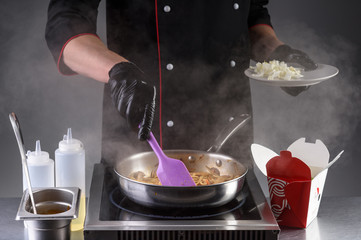 the process of cooking noodles with meat and vegetables in the restaurant kitchen1