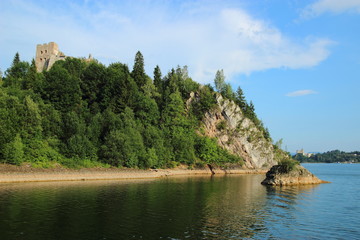 Obraz premium Castle on a rock by the lake