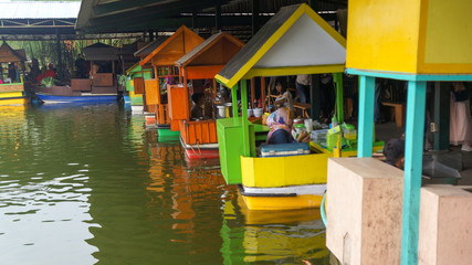 Fototapeta na wymiar colorful boats on the water