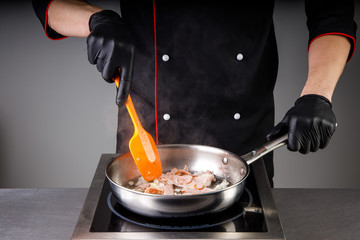 the process of cooking noodles with meat and vegetables in the restaurant kitchen13