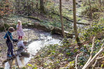 enfants jouant dans le ruisseau
