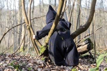 petite fille d'un an grimpe dans la forêt