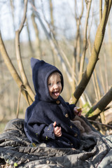 petite fille d'un an dans la forêt