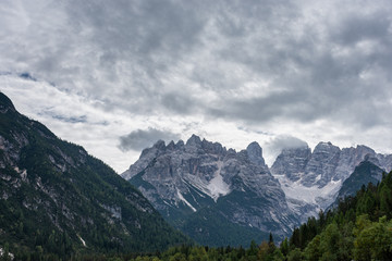 Obraz premium Italian Dolomites in front of the Cadore lake on a cloudy autumn day