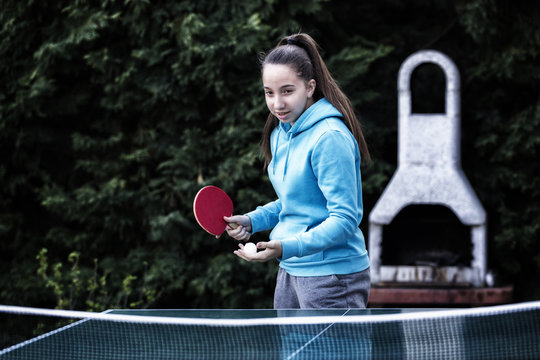 Eine junge frau spielt tischtennis zu hause w&auml;hrend der ausgangssperre