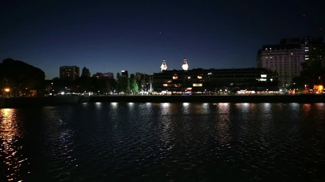 EDIFICIOS Y RIO EN PUERTO MADERO