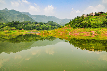 Obraz premium Die Landschaft in der Badong Region am kleinen Fluss Shennong in China