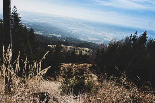 Blick ins Tal &uuml;ber W&auml;lder und Gersten