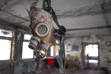 Gasmaske Staub alt hängend in der Luft