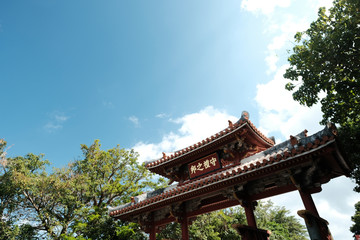 沖縄の観光地首里城公園の入り口守礼の門と青空