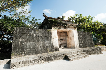 沖縄の世界遺産の一つの石造りの礼拝用の門の園比屋武御嶽石門 左