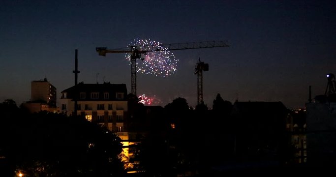 feu d'artifice, ville en silhouette, vue des toits