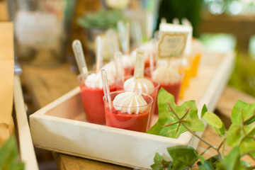 Shotsde mousse de fresas en bandeja de madera / Strawberry mousse shots on wooden tray