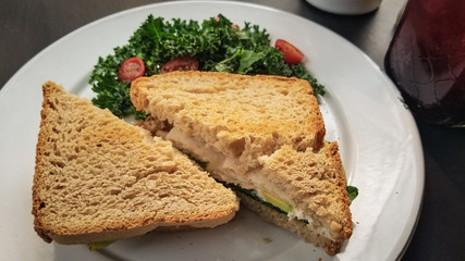 desayuno con sándwich de jamón y tomate cereza y ensalada de lechuga verde