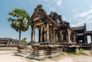 Obraz premium Abandoned structure in huge territory of Angkor Wat, 12th century temple complex in Cambodia. Touristic landmark