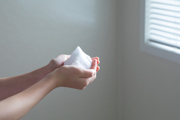 バスルームでたっぷりの泡を作る様子