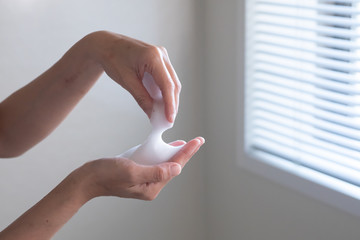 バスルームでたっぷりの泡を作る様子