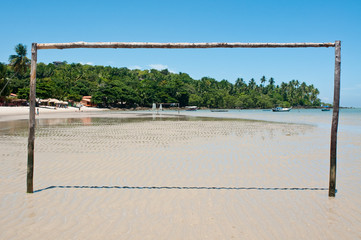trave de futebol na maré baixa da praia