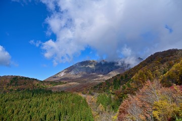 展望台から見る大山南壁の勇姿と紅葉のコラボ情景＠鳥取
