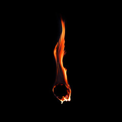 llama de fuego con color rojo amarillo y naranja basada en una bola de tela llena de alcohol sobre un fondo negro