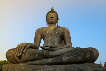 Obraz premium Old big Buddha statue in archaeological site Sukhothai, Thailand