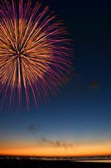 夕日が沈んで始まる花火大会