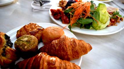 breakfast　クロワッサン　朝食　パン　サラダ