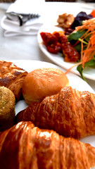 クロワッサン　朝食　パン　サラダ