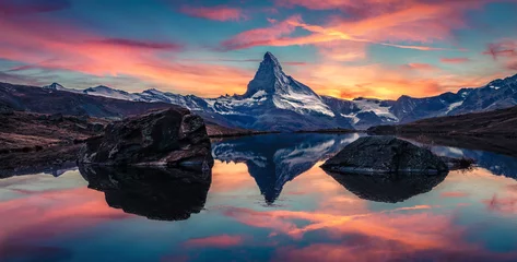 Schilderijen op glas Panoramisch ochtendzicht op het Stellisee-meer met de piek van de Matterhorn (Cervino) op de achtergrond. Verbazingwekkende herfstscène van Zwitserse Alpen, Zermatt-resortlocatie, Zwitserland, Europa. © Andrew Mayovskyy